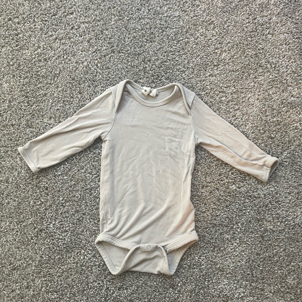 Kyte baby grey body suit. Size 0-3 month.